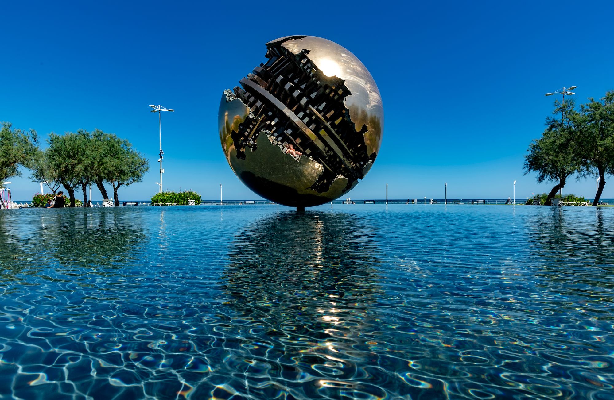 scultura di Arnaldo Pomodoro pesaro