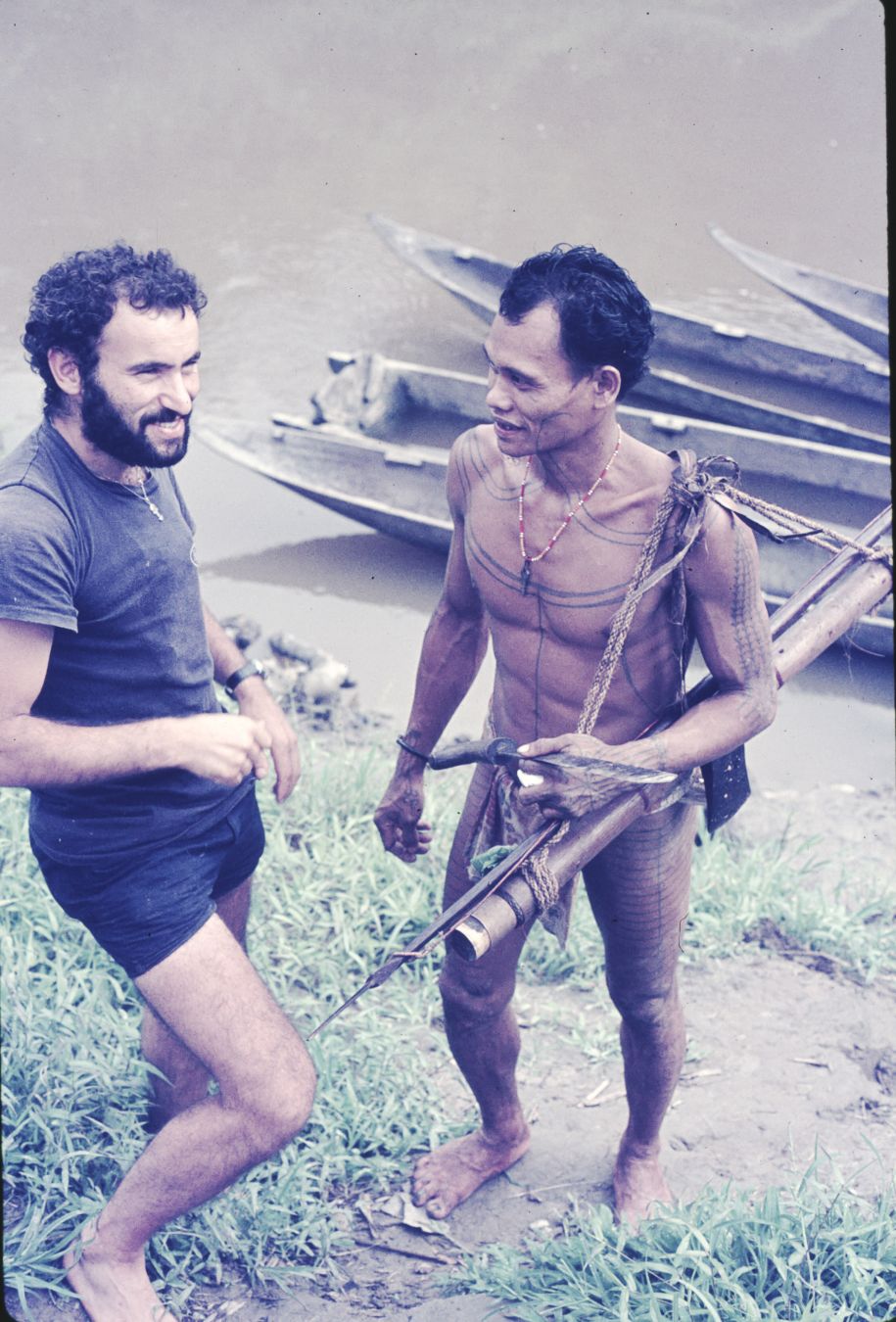 Antonio con un cacciatore Mentawaiano, in Indonesia © Antonio Ancora