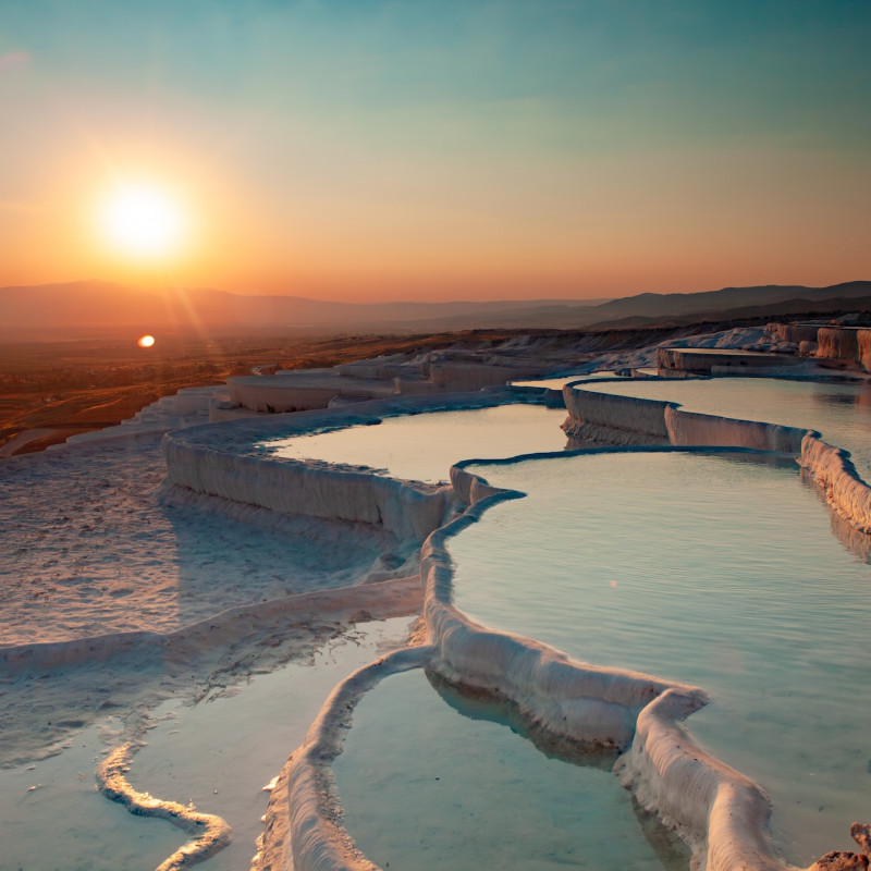 I famosi terrazzamenti di travertino al tramonto © Kamran Ali  / Shutterstock