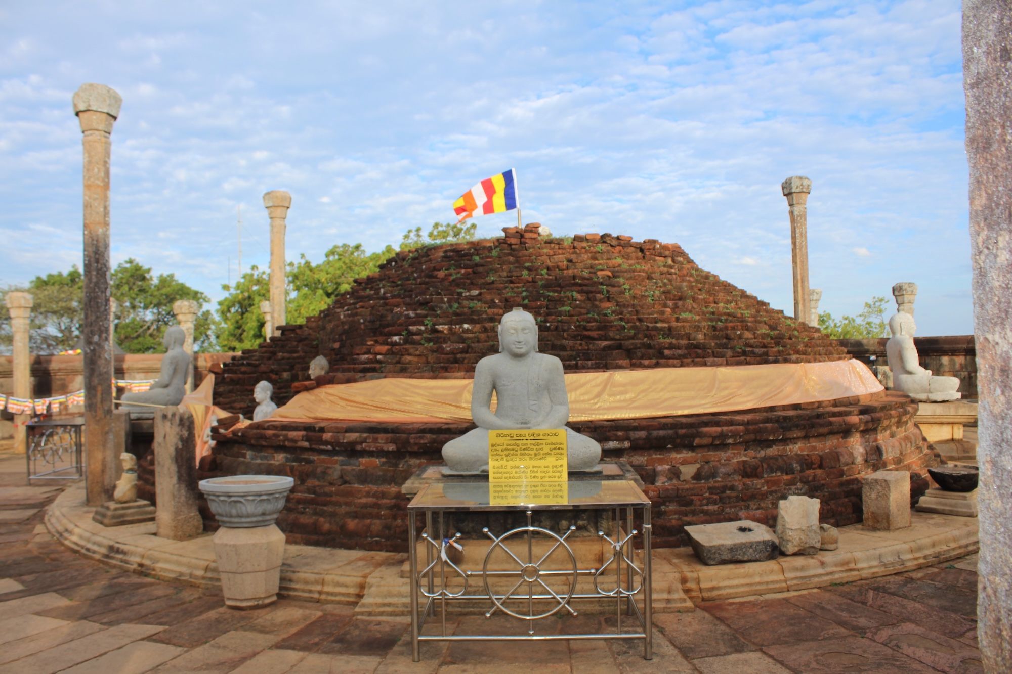 Le rovine del Girihandu Seya, lo stupa buddhista più antico del mondo © EagleIzer /Shutterstock