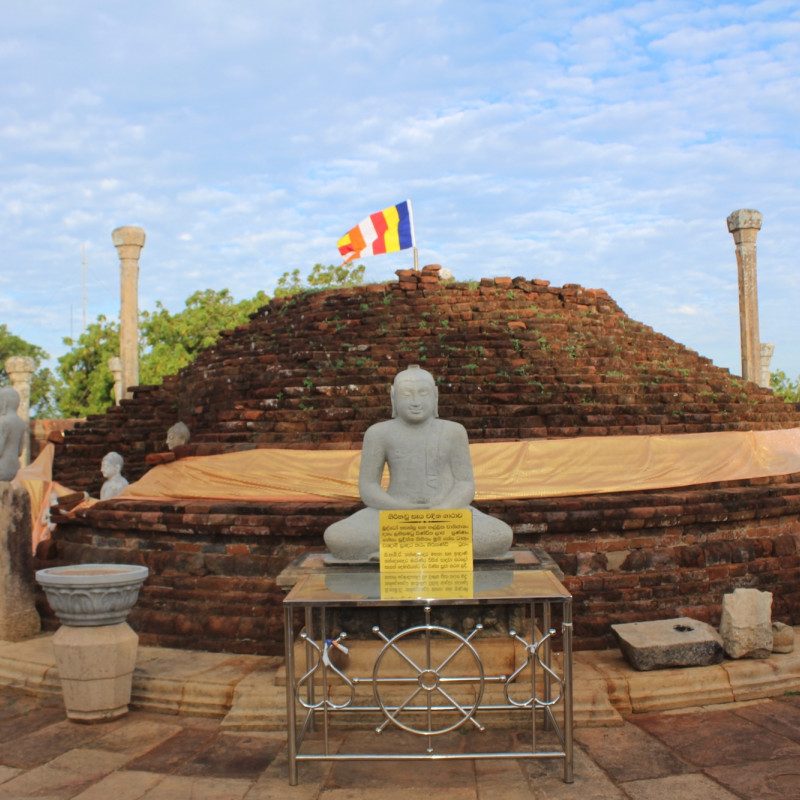 Le rovine del Girihandu Seya,  lo stupa buddhista più antico del mondo © EagleIzer /Shutterstock