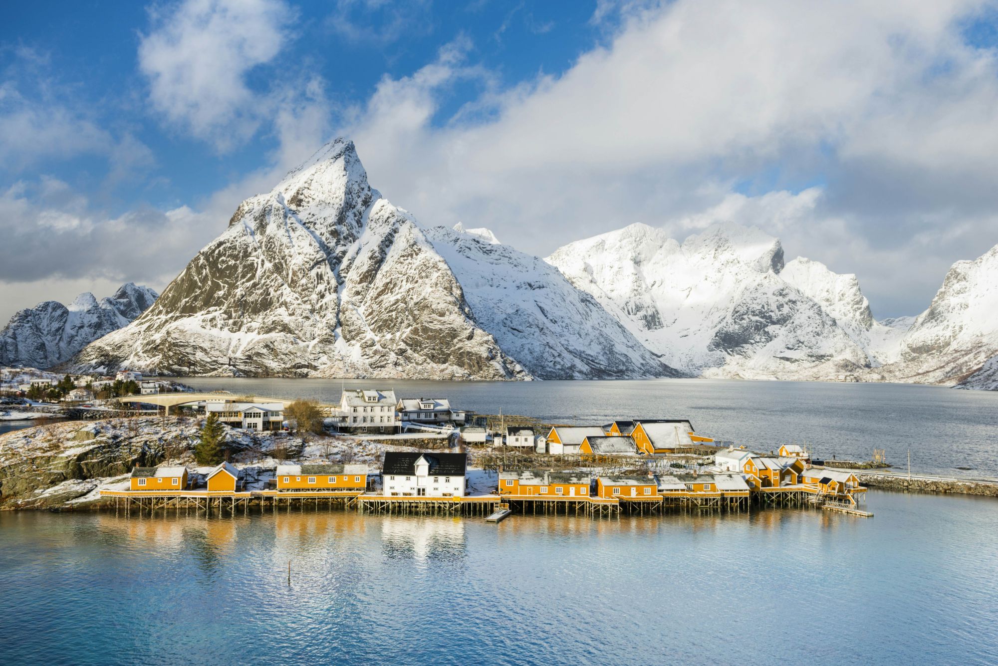 Il villaggio di Sakrisøy, sulle Isole Lofoten, a ridosso delle montagne. © Justin Foulkes / Lonely Planet