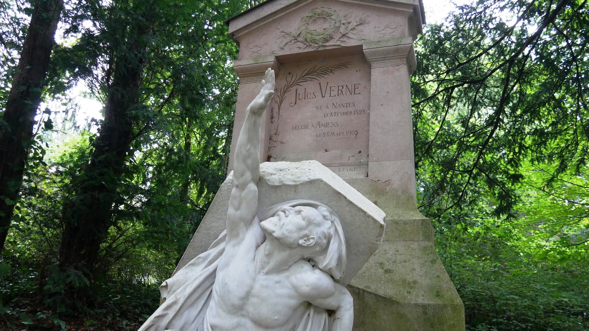 La tomba di Jules Verne al Cimitière de la Madeleine © LACROIX CHRISTINE /Shutterstock