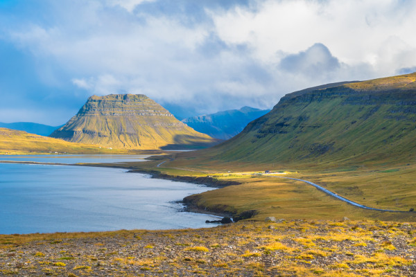 Il monte  Kirkjufell visto dalla Hringvegur ©Nido Huebl/Shutterstock