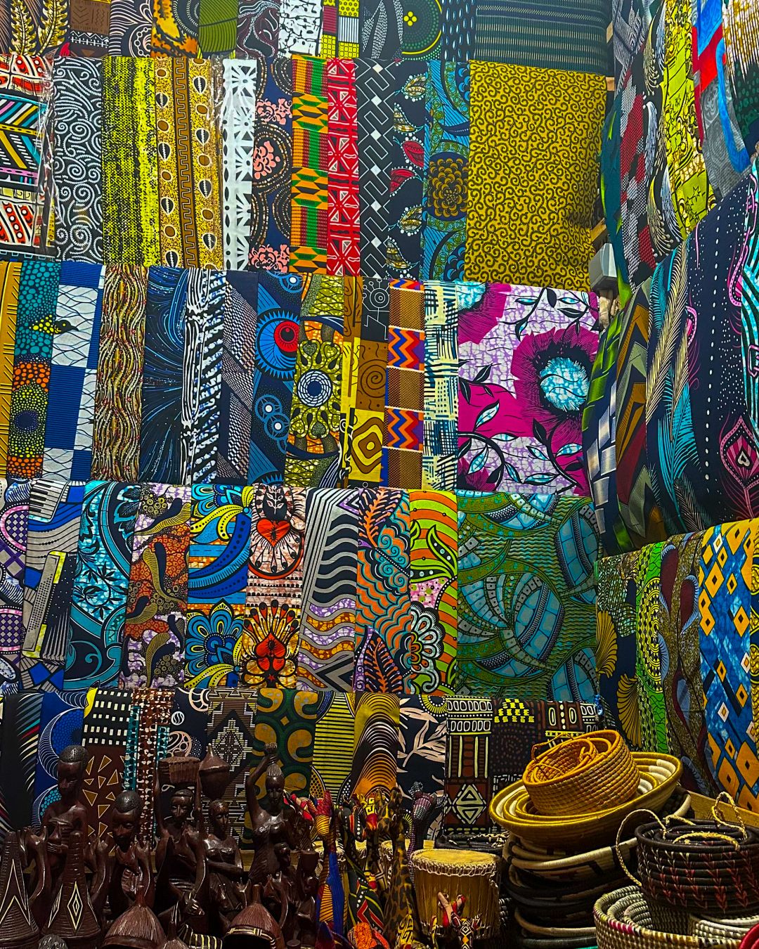 I colori dei tessuti wax al mercato di Kimironko ©Anna Ortica/Lonely Planet Italia