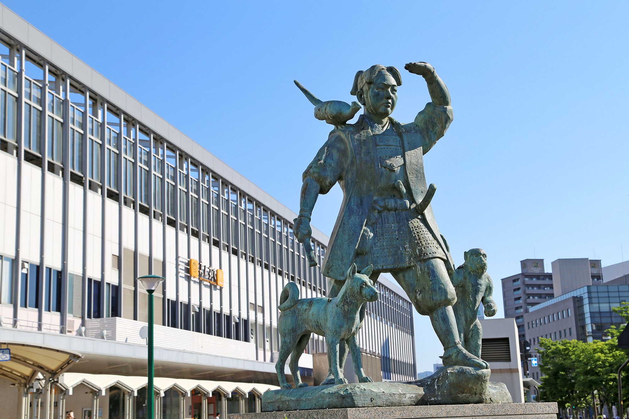 La statua di Momotaro presso la Okayama JR Station ©Okayama Prefecture Tourism Federation