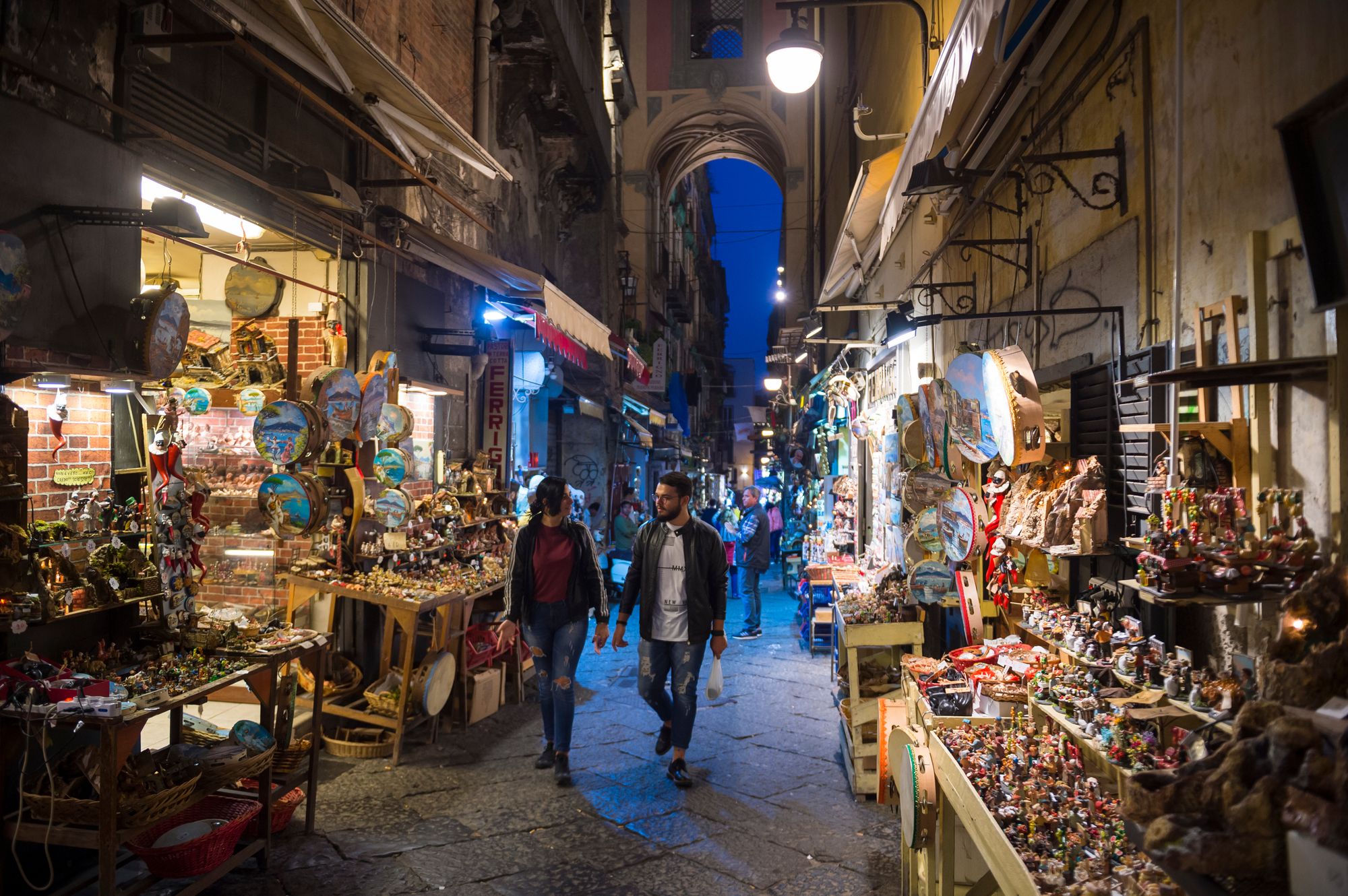 Presepi tradizionali napoletani nella stretta via San Gregorio Armeno, Napoli ©lazyllama / Shutterstock