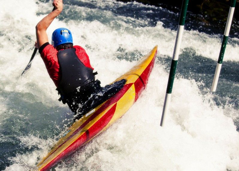 Kayak sul fiume Treska, Macedonia.
©Rade Lukovic/Alamy Stock Photo