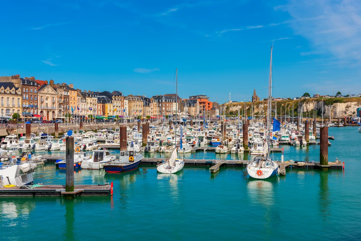 Barche ormeggiate nel vivace porto turistico di Dieppe. Allard One/Shutterstock