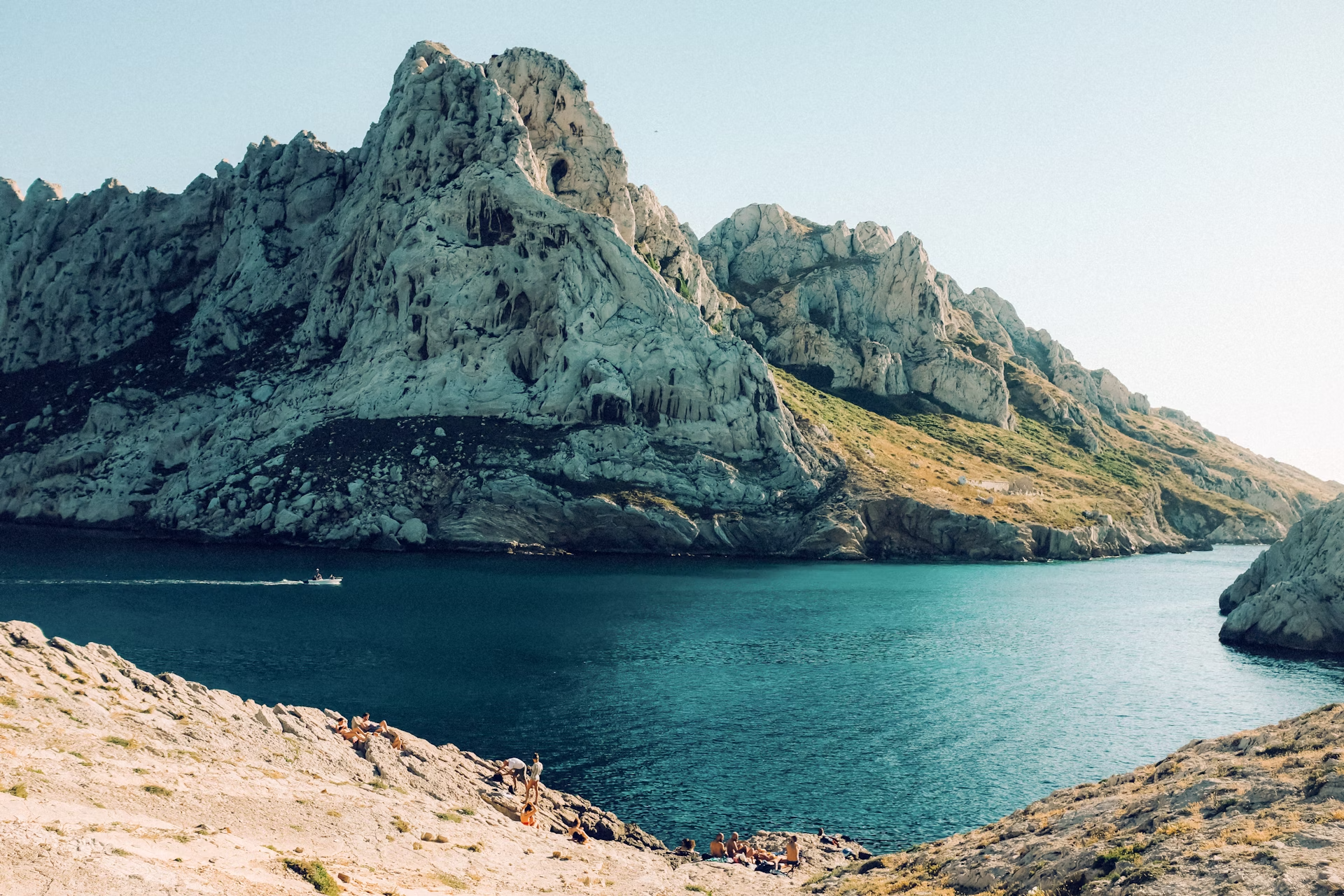 Unitevi agli abitanti del vicino Parco Nazionale delle Calanques per fare escursioni, nuotare e andare in kayak © Theo Giacometti/Lonely Planet