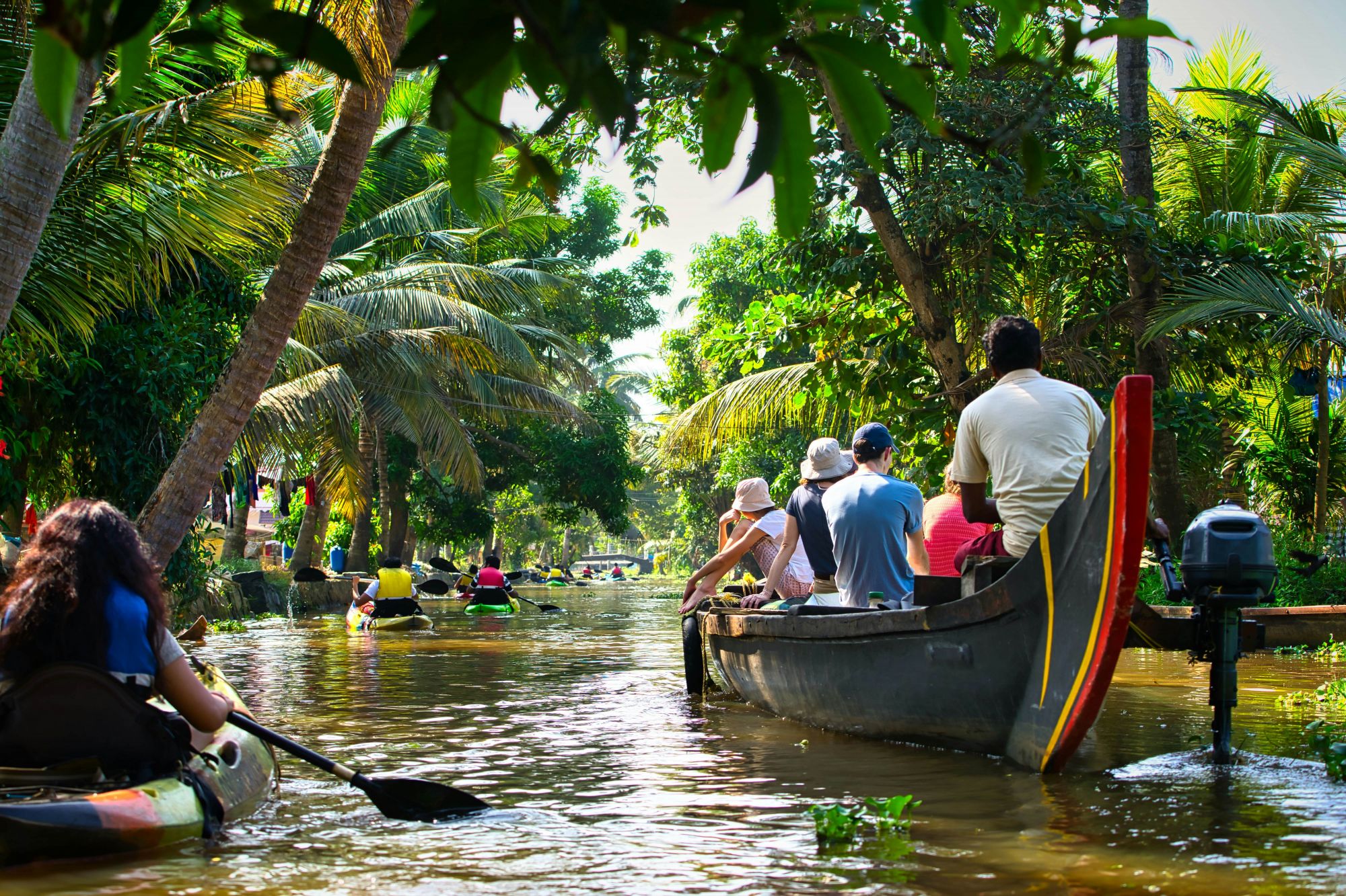 Un’uscita in barca nelle backwaters del Kerala è perfetta per rilassarsi. © Iulian Ursachi/Shutterstock