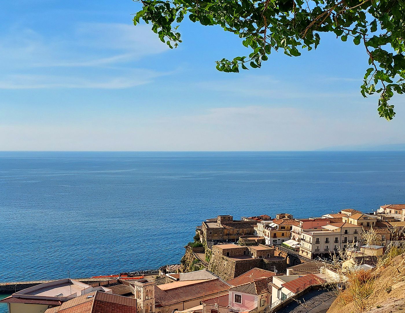 Pizzo: roccia, case e mare