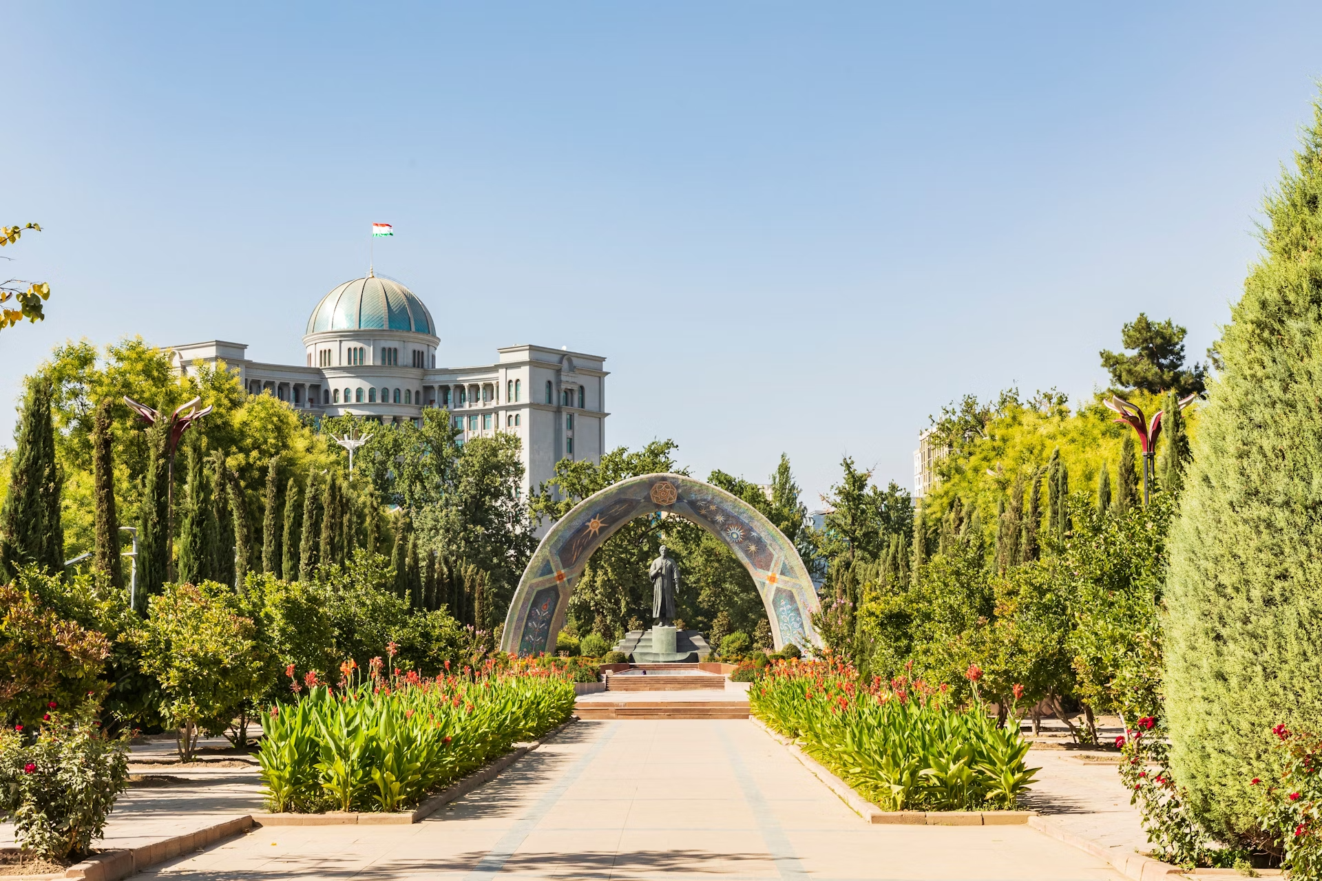 Passeggiate per la capitale, Dushanbe, per vedere l’incredibile architettura ispirata da molte influenze diverse © Danita Delimont / Shutterstock
