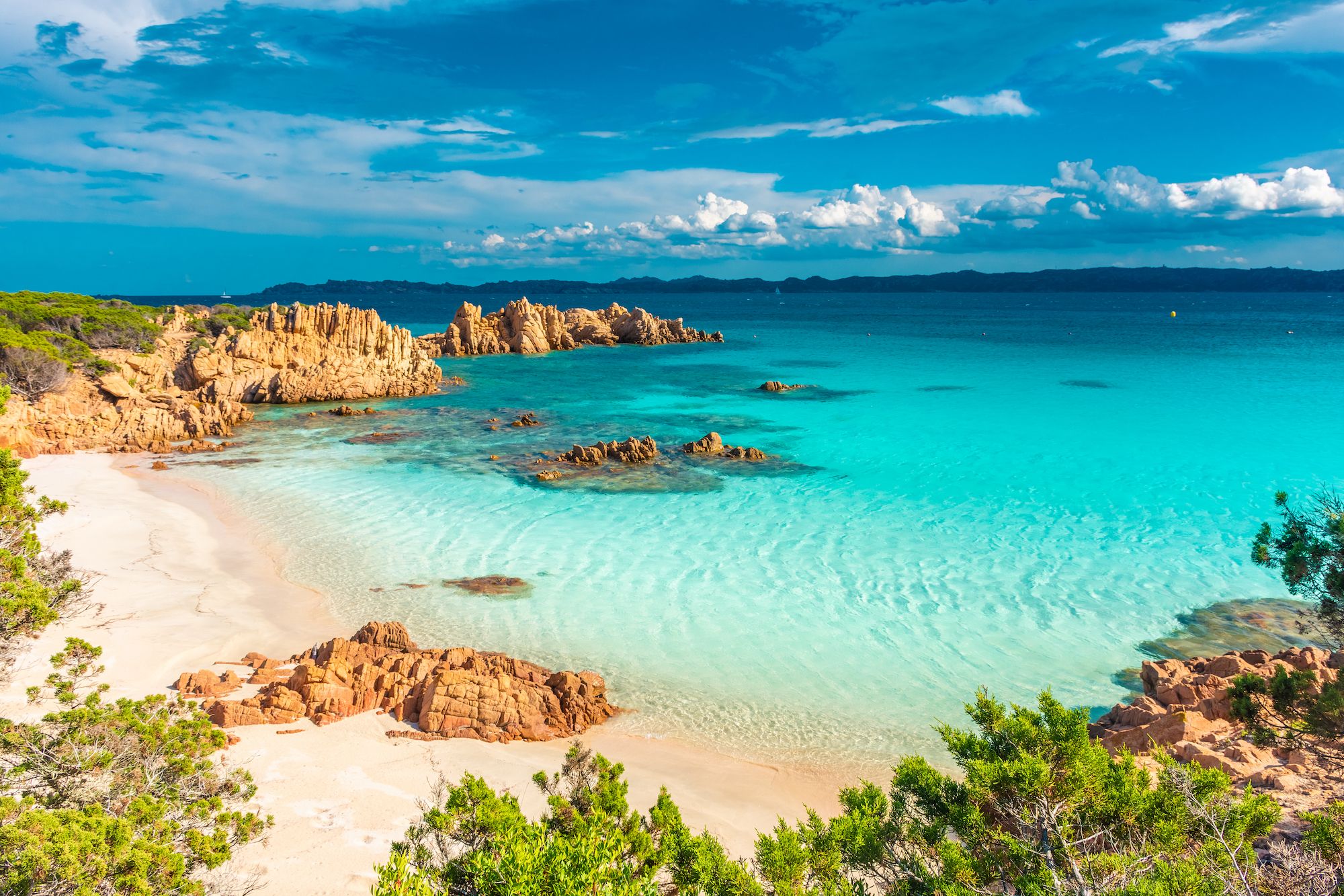 La spiaggia di sabbia rosa nell’isola di Budelli nell’Arcipelago della Maddalena © Stefano Zaccaria/Shutterstock