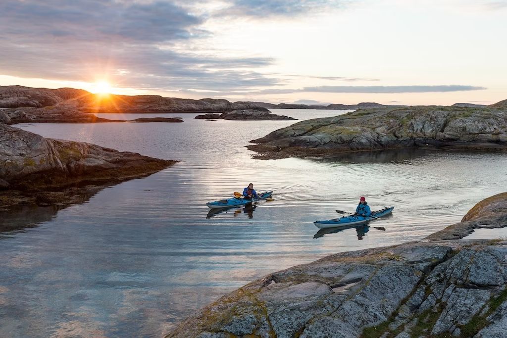 Il kayak non è che uno dei mezzi per esplorare in piena libertà le vie d’acqua della Svezia. © Johner Images / Getty Images