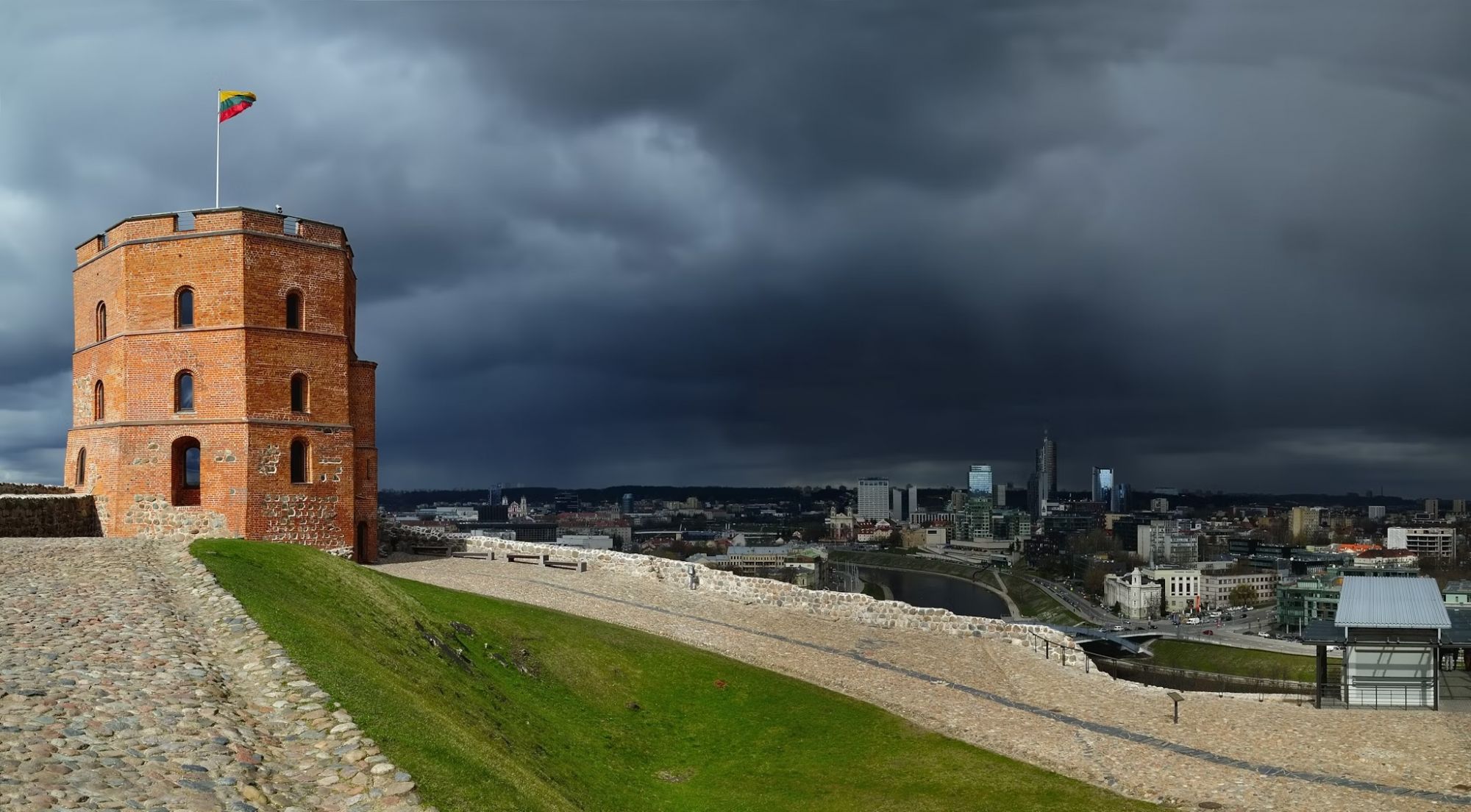 Ammirate il panorama della città antica e moderna dal Castello di Gediminas. Sergejus Lamanosovas/500px