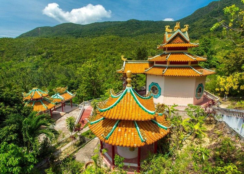 Kuan yin, tempio cinese all’interno dell baia di Chaloklum a Koh Phanga, Thailandia. ©mazzzur/Getty Images/iStockphoto