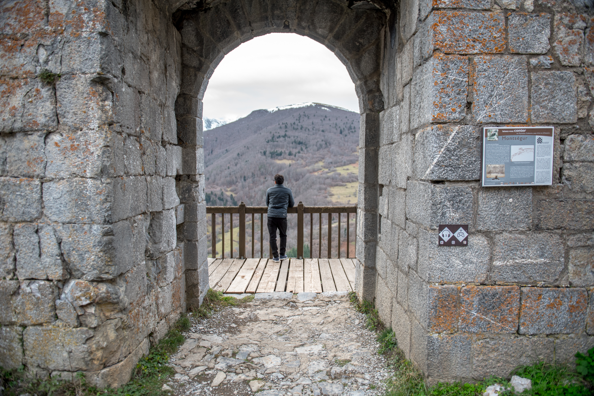 uomo affacciato al belvedere dello Château de Montségur, Francia