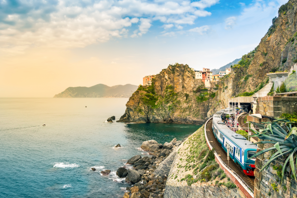 Un nuovo treno notturno da Vienna a La Spezia offre un nuovo modo per accedere alle Cinque Terre della Liguria © Julia Lav / Shutterstock