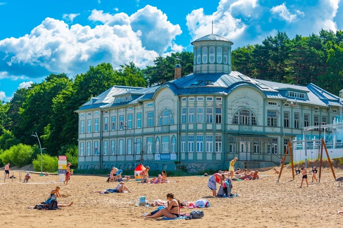 Villa Apleista Grazi durante una giornata di sole sulla spiaggia di Jūrmala. trabantos/Shutterstock
