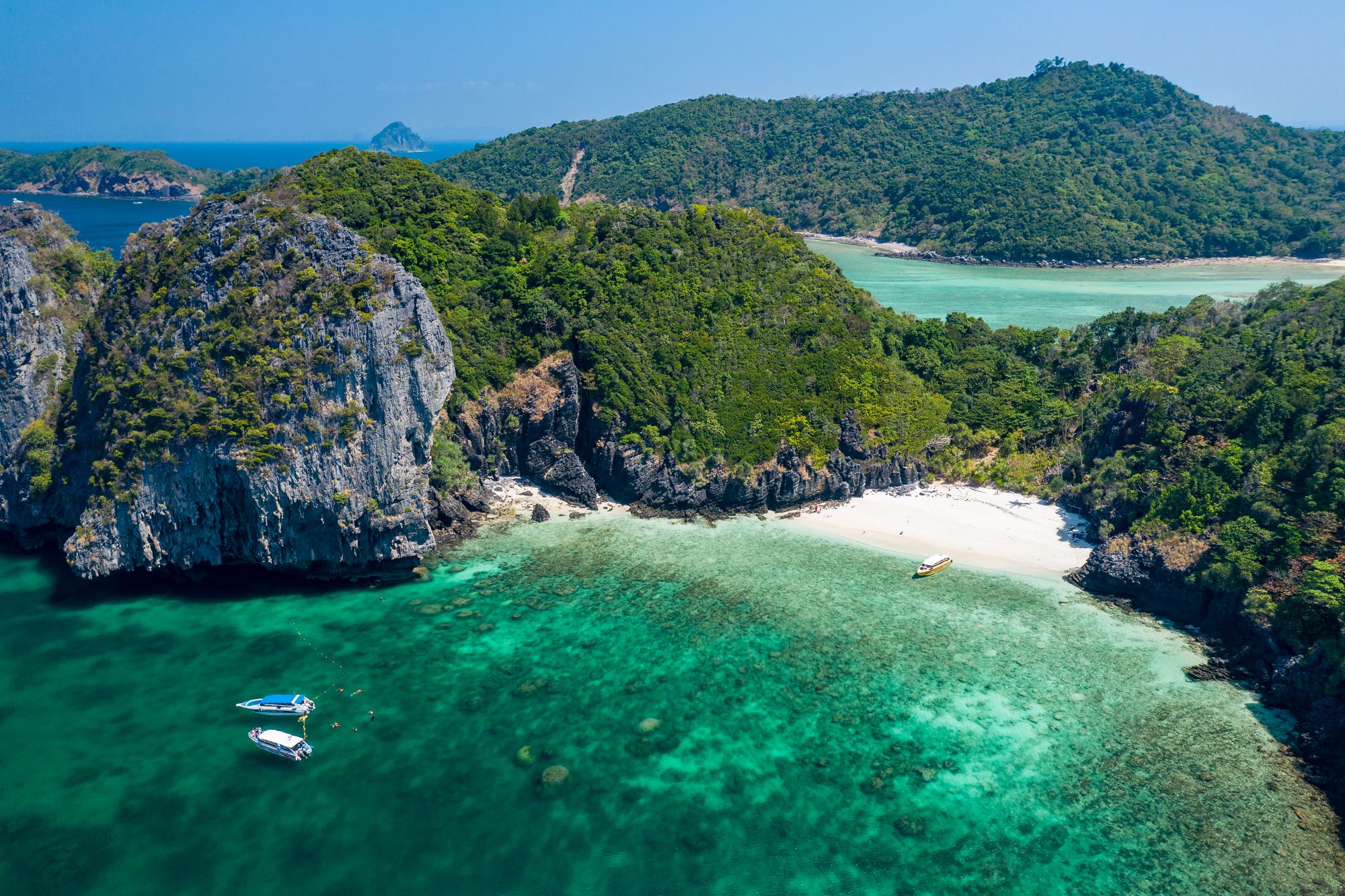 Nui Beach a Koh Phi Phi Don, Thailandia ©ltdedigos / Shutterstock