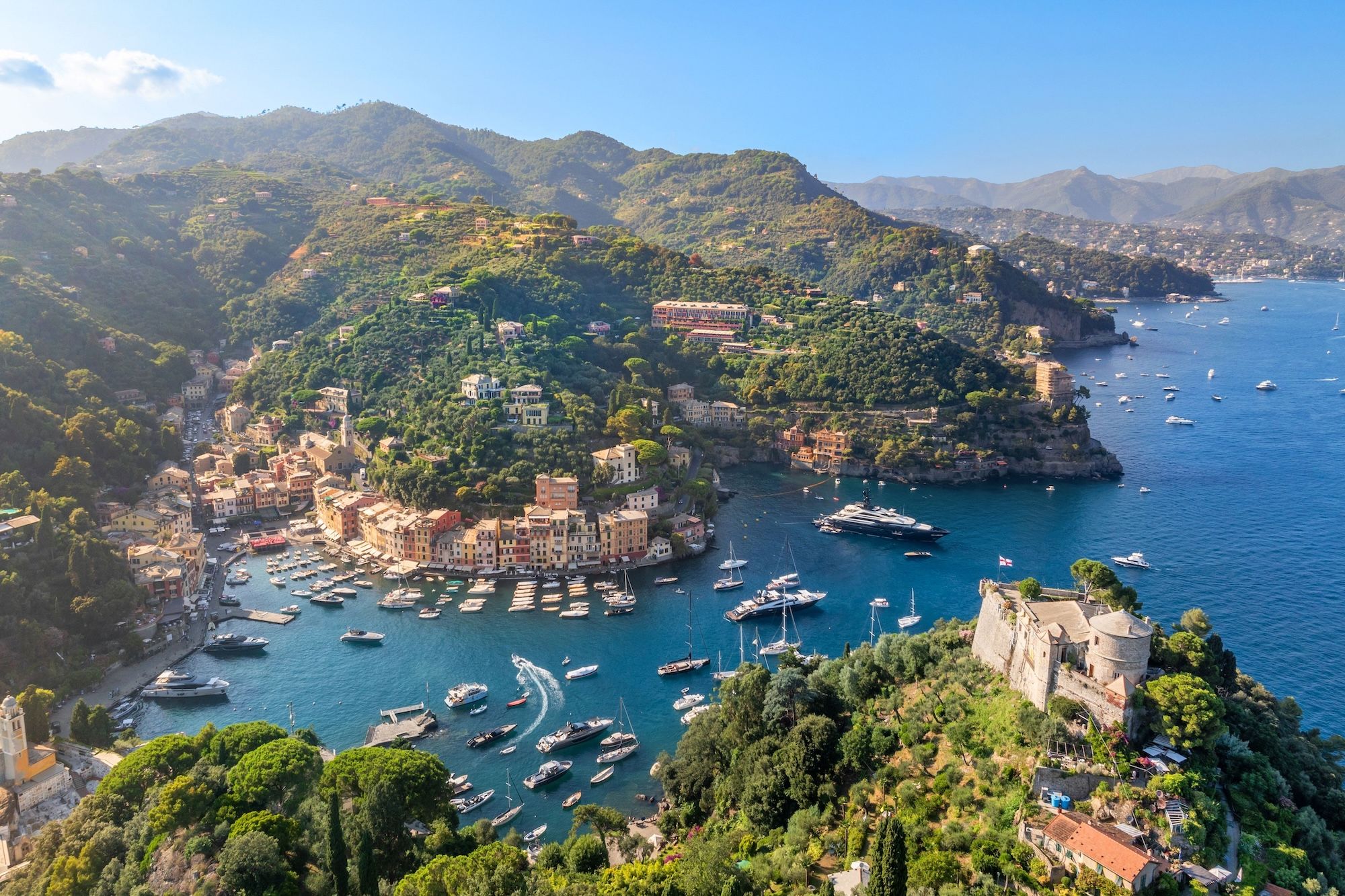 Portofino in una giornata d’estate © Wirestock Creators /Shutterstock