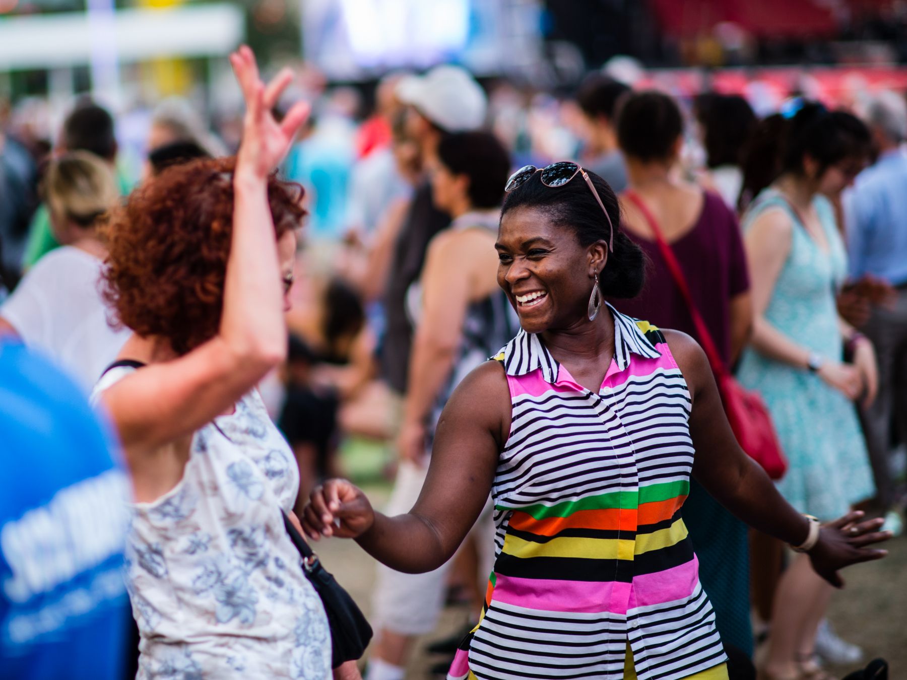 Donne ballano a Place des Arts, Montreal
