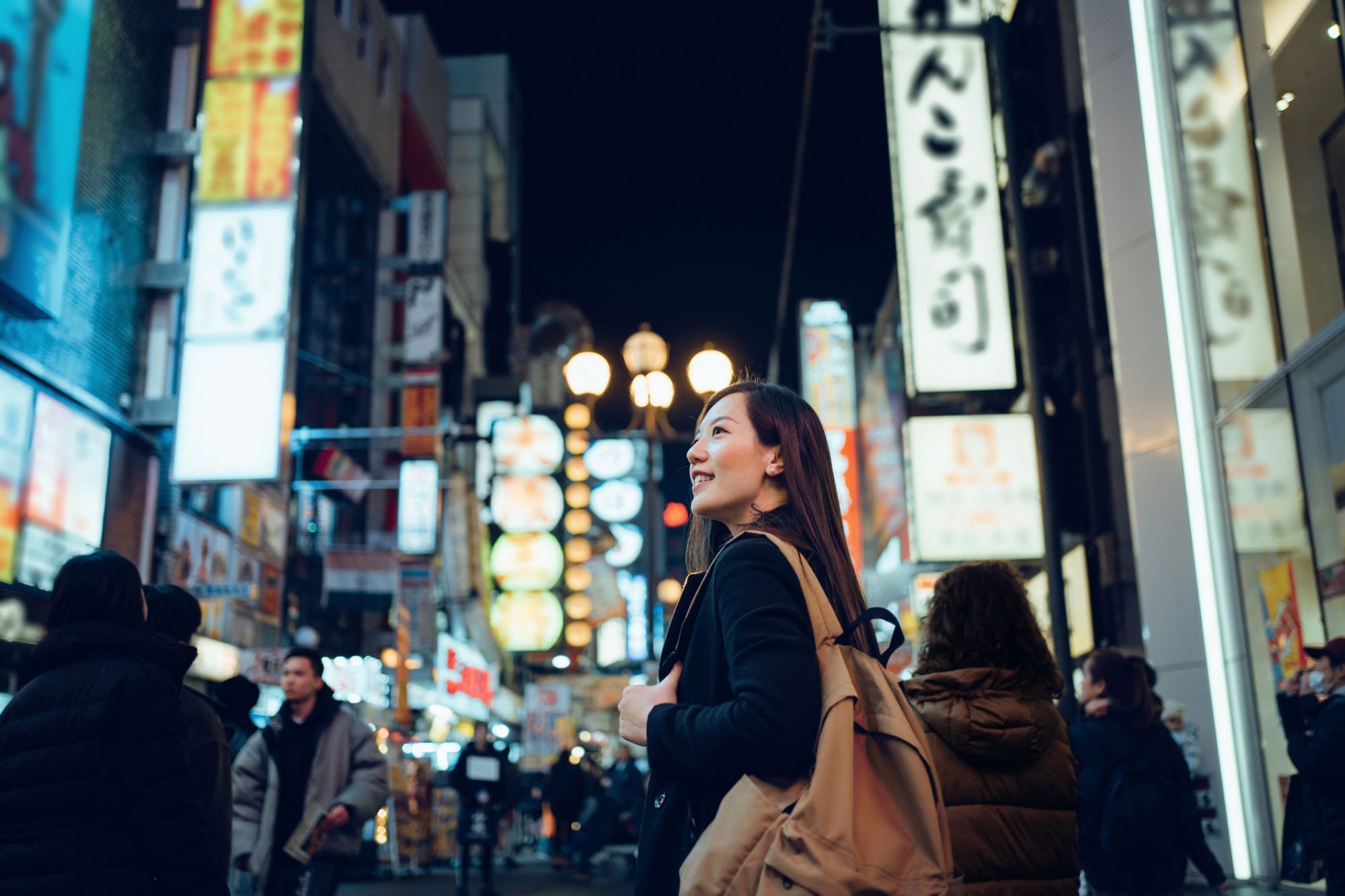 Donna asiatica in una città giapponese