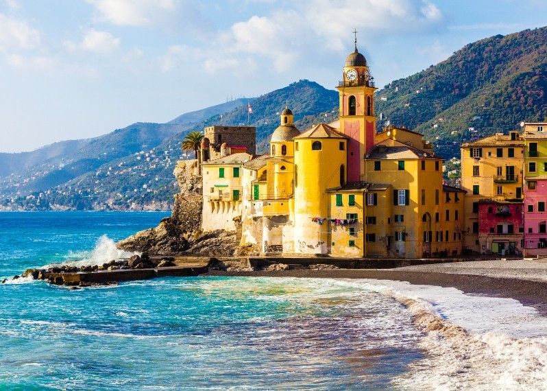 La Basilica of Santa Maria Assunta, a Camogli, dove si tiene il Festival della Comunicazione dal 6 al 9 settembre.