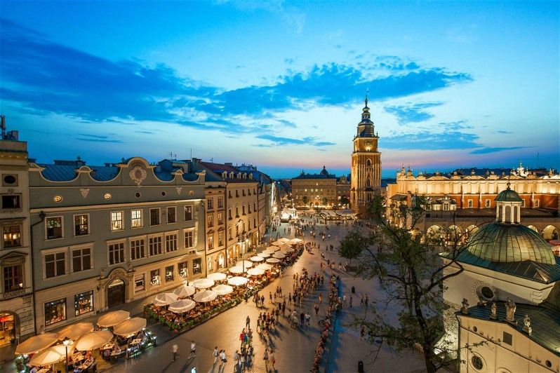 La bellissima Rynek Główny di Cracovia © Mark_and_Anna_Wilson / Shutterstock
