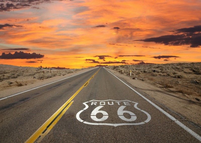 La celebre Route 66 tra sul deserto del Mojave al tramonto. ©trekandshoot/Getty Images