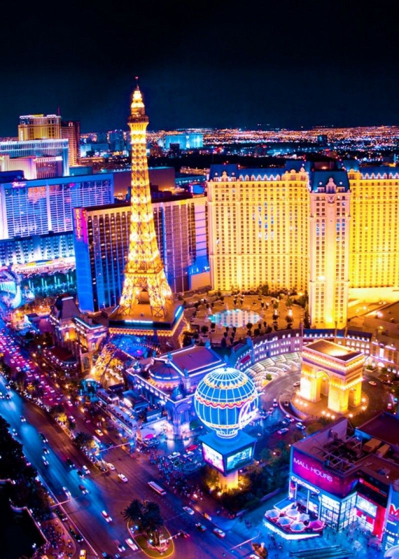 La celebre Vegas Strip a Las Vegas, Nevada, Stati Uniti. ©littlenySTOCK/Shutterstock