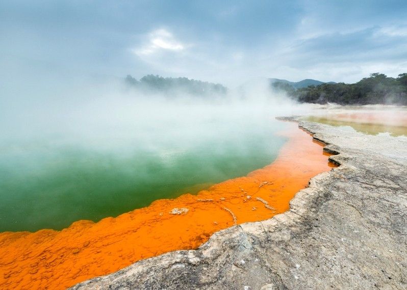 La Champagne Pool a Wai-O-Tapu è uno dei grandi spettacoli naturali che offre la Nuova Zelanda. ©Justin Foulkes/Lonely Planet