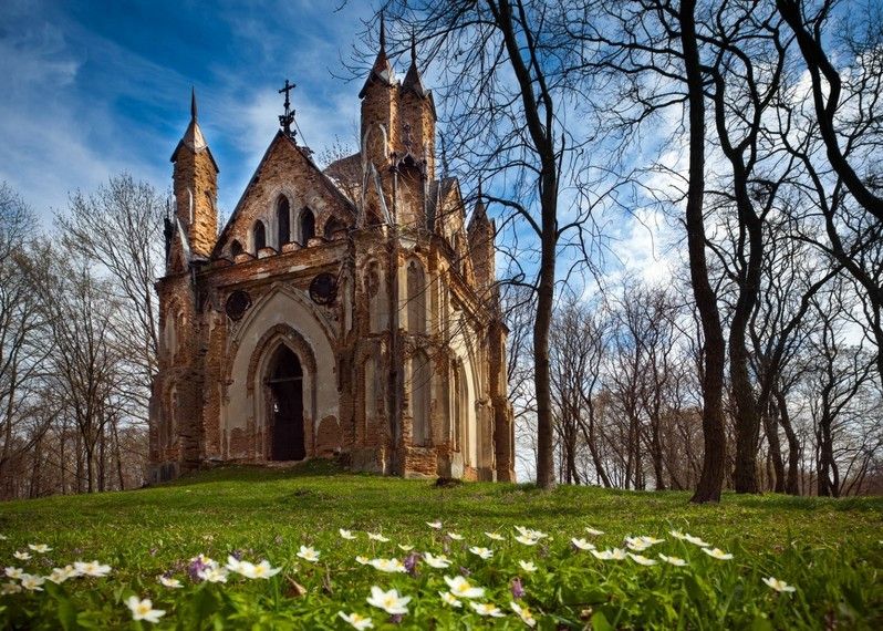 La chiesa abbandonata di Orzeszko nel villaggio di Zakozel, Bielorussia. ©Dmitry Mordvintsev/Getty Images