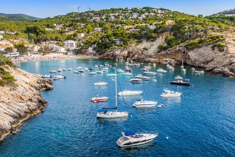 La costa di Ibiza è costellato da belle baie per le famiglie da esplorare. Foto di Lukasz Janyst/Shutterstock