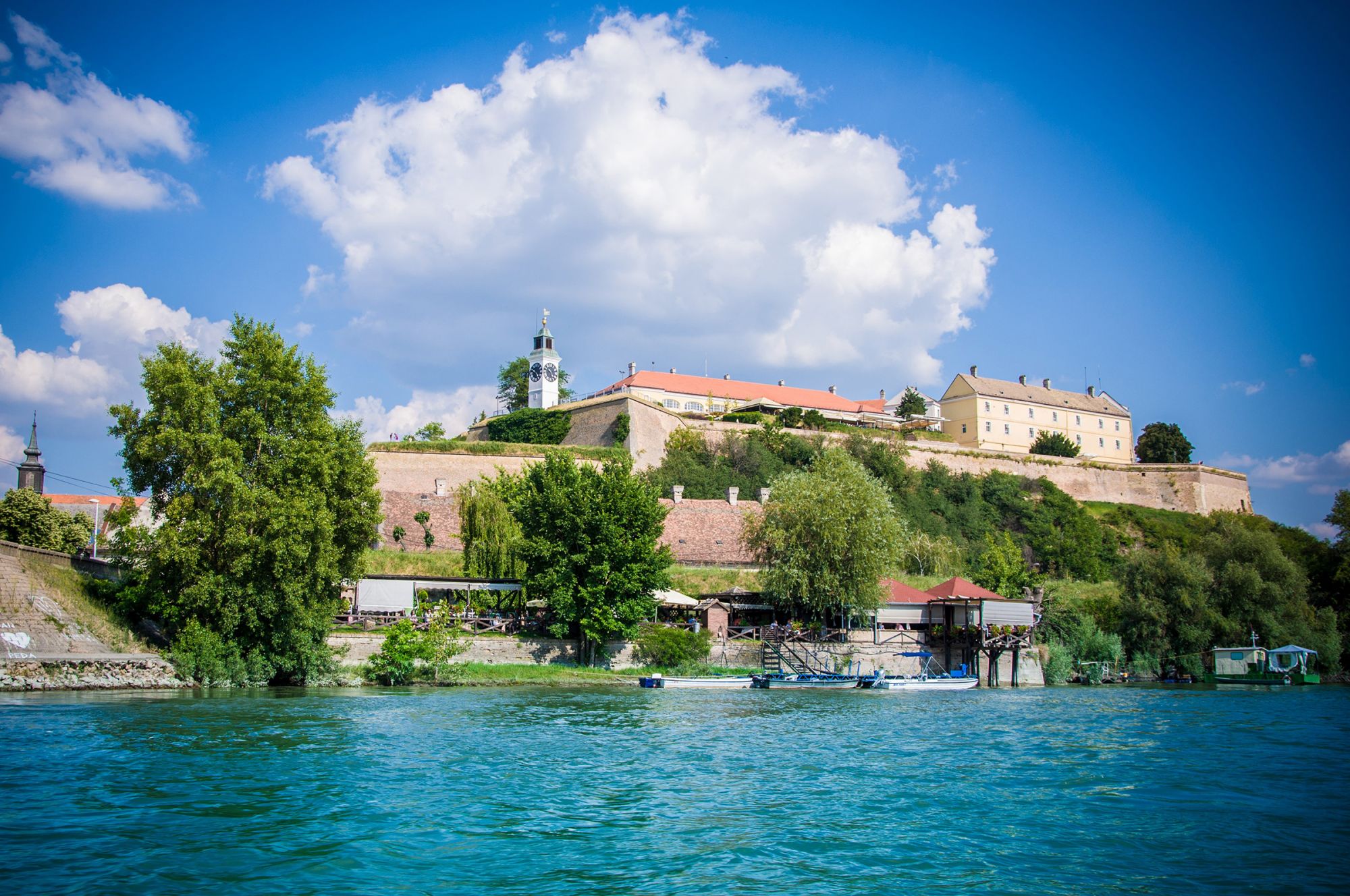 La maestosa Cittadella di Petrovaradin, costruita nel XVIII secolo sulla riva del Danubio, è oggi sinonimo del Festival EXIT © Andrej Antic /Shut