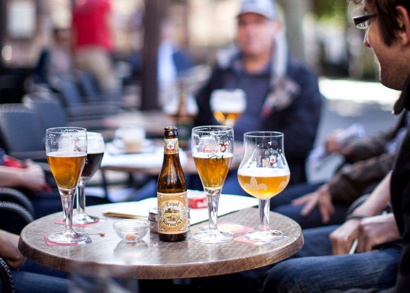 La pausa più celebre del Belgio: quella con la celebre birra locale. ©Helen Cathcart/Lonely Planet