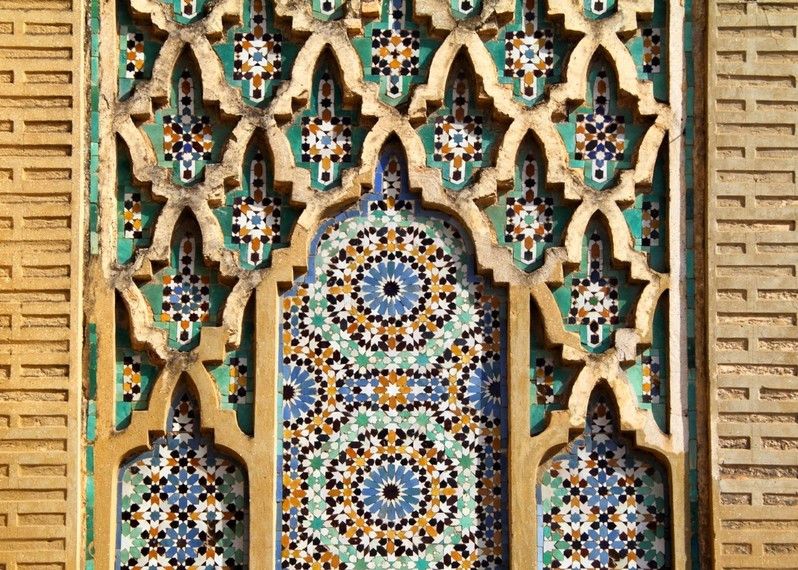La porta medievale Bab Mansour, nel centro storico di Meknes. ©John Copland/Shutterstock