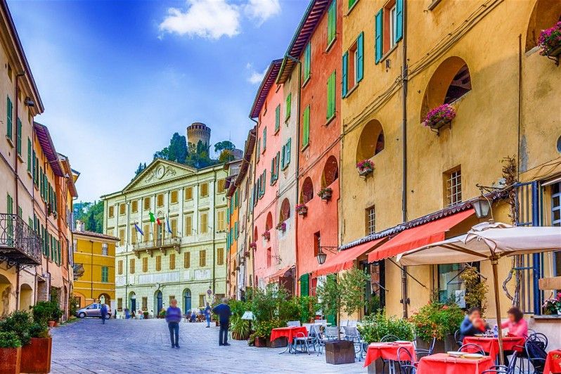 La Rocca svetta sul suggestivo borgo di Brisighella © GoneWithTheWind / Shutterstock