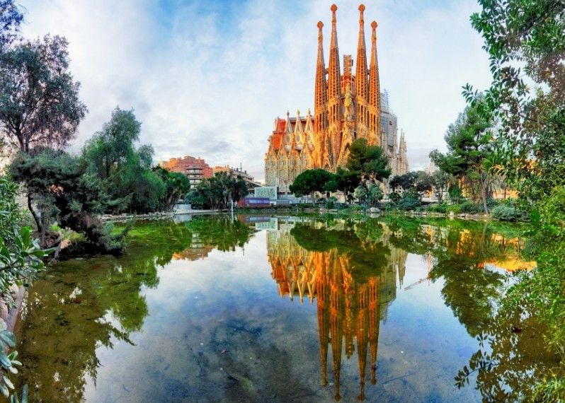 La Sagrada Familia riflessa in un lago, Barcellona.
©TomasSereda/Getty Images