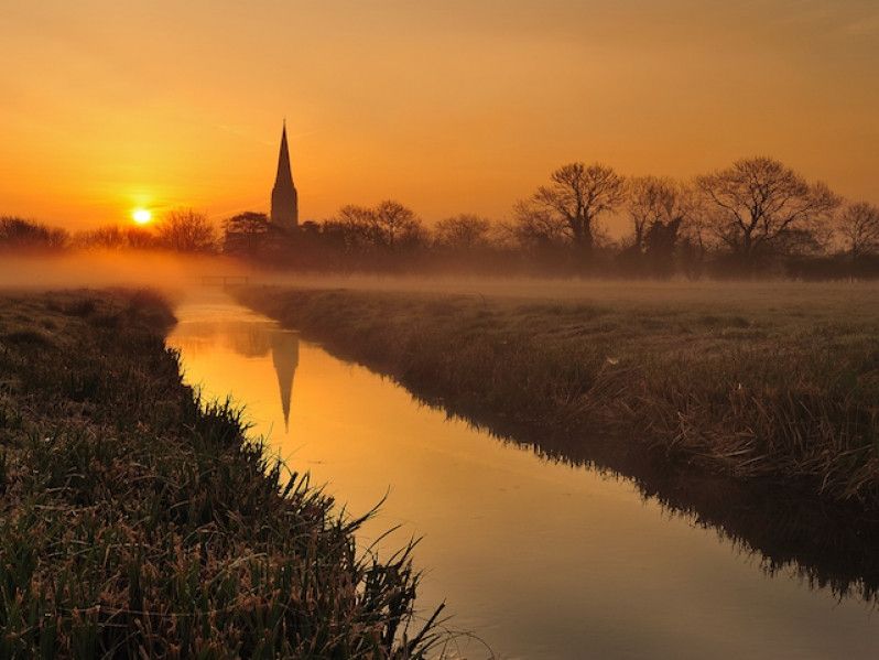 La Salisbury Cathedral vista attraverso la nebbia dell'alba. Foto di Andreas Jones/Getty Images