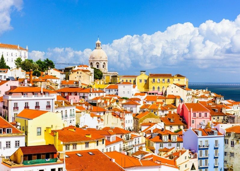 La skyline di Lisbona vista dall'Alfama. ©Sean Pavone/Shutterstock