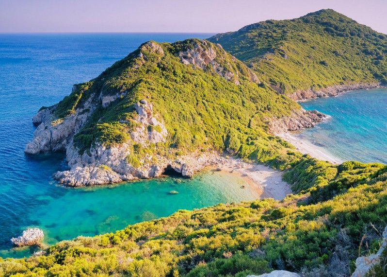 La spiaggia di Agios Georgios, Corfu, Grecia.
©Elena Pavlovich/Shutterstock