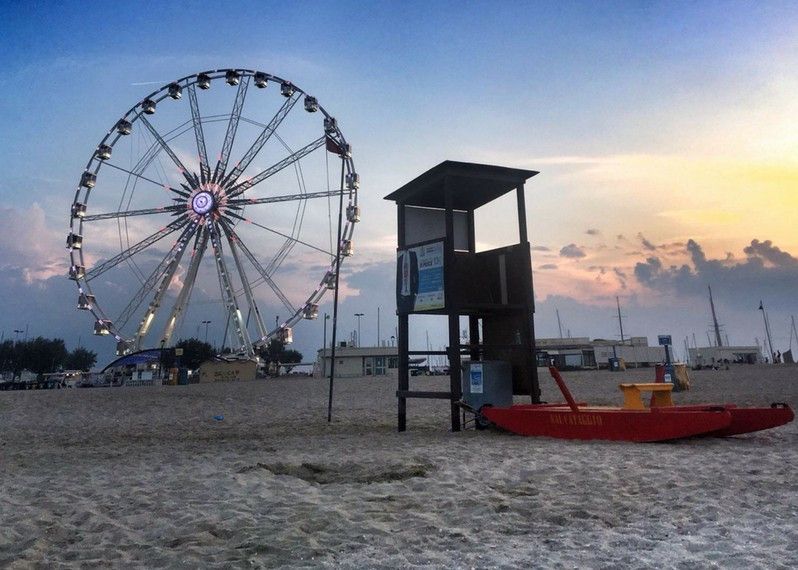 La spiaggia di Rimini all'alba. © Angelo Pittro/ Lonely Planet Italia