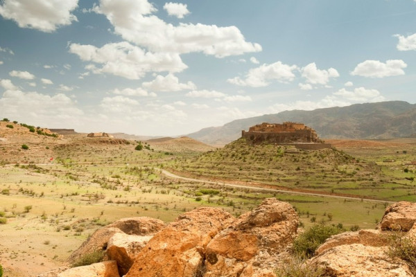 la vista su Tizourgane, un villaggio fortificato sulla strada per  Tafraoute. ©Simon Urwin/Lonely Planet