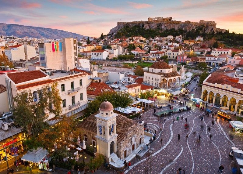 L'Acropoli vista dai tetti di piazza Monastiraki, Atene.
©Milan Gonda/Shutterstock