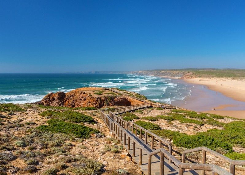 Lagos, il paradiso di backpackers e surfisti, Algarve, Portogallo.
©Sergei Aleshin/Shutterstock
