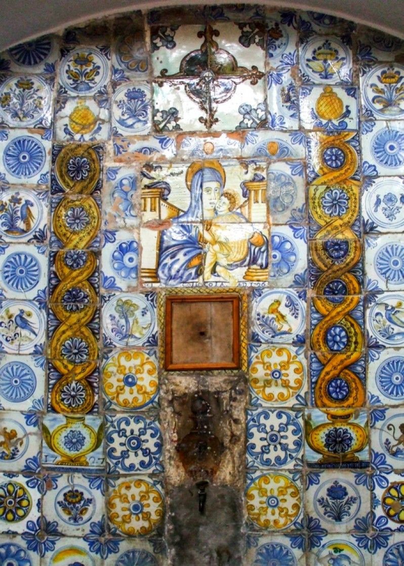 Laterza, composizione maiolicata a parete. ©chiavedivolta