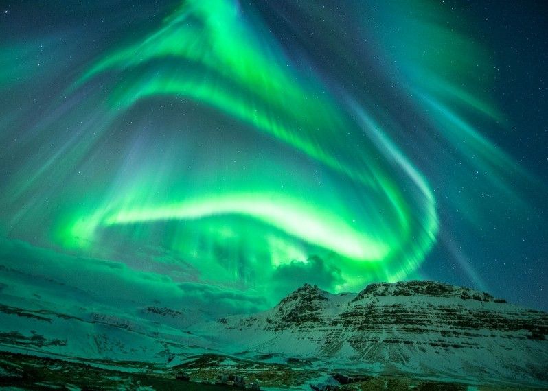 L'aurora boreale è un caleidoscopio celestiale che trasforma le lunghe notti invernali in indimenticabili spettacoli di luce. ©ariiet/Shutterstock
