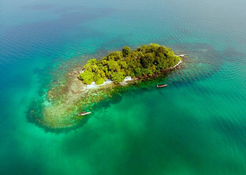 Le acque turchesi intorno all'isola Kaoh Toch, Sihanoukville, Cambogia. ©Tony Calandruccio/Shutterstock